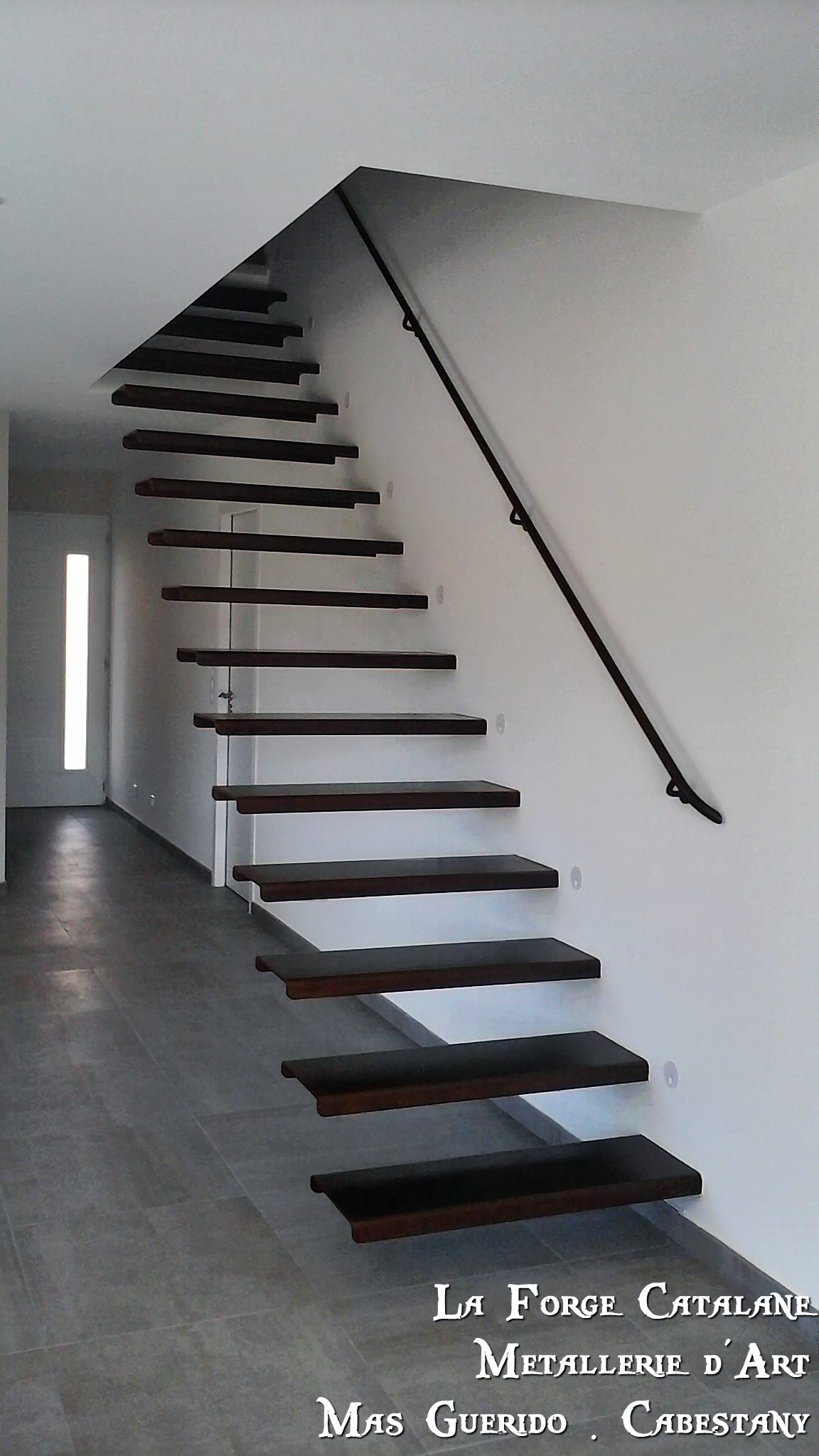 Escalier marches suspendues en tole sans limons apparents forge catalane 17.jpg